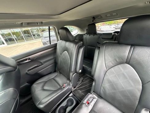 Used 2023 Toyota Highlander Platinum AWD/4WD image 40