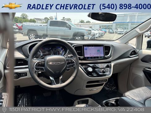 Used 2024 Chrysler Pacifica Touring-L FWD image 13