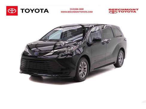 Certified 2024 Toyota Sienna LE FWD image 1
