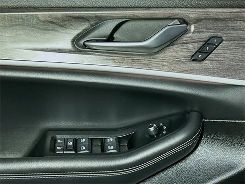 Certified 2024 Jeep Grand Cherokee Limited w/ Black Appearance Package image 9