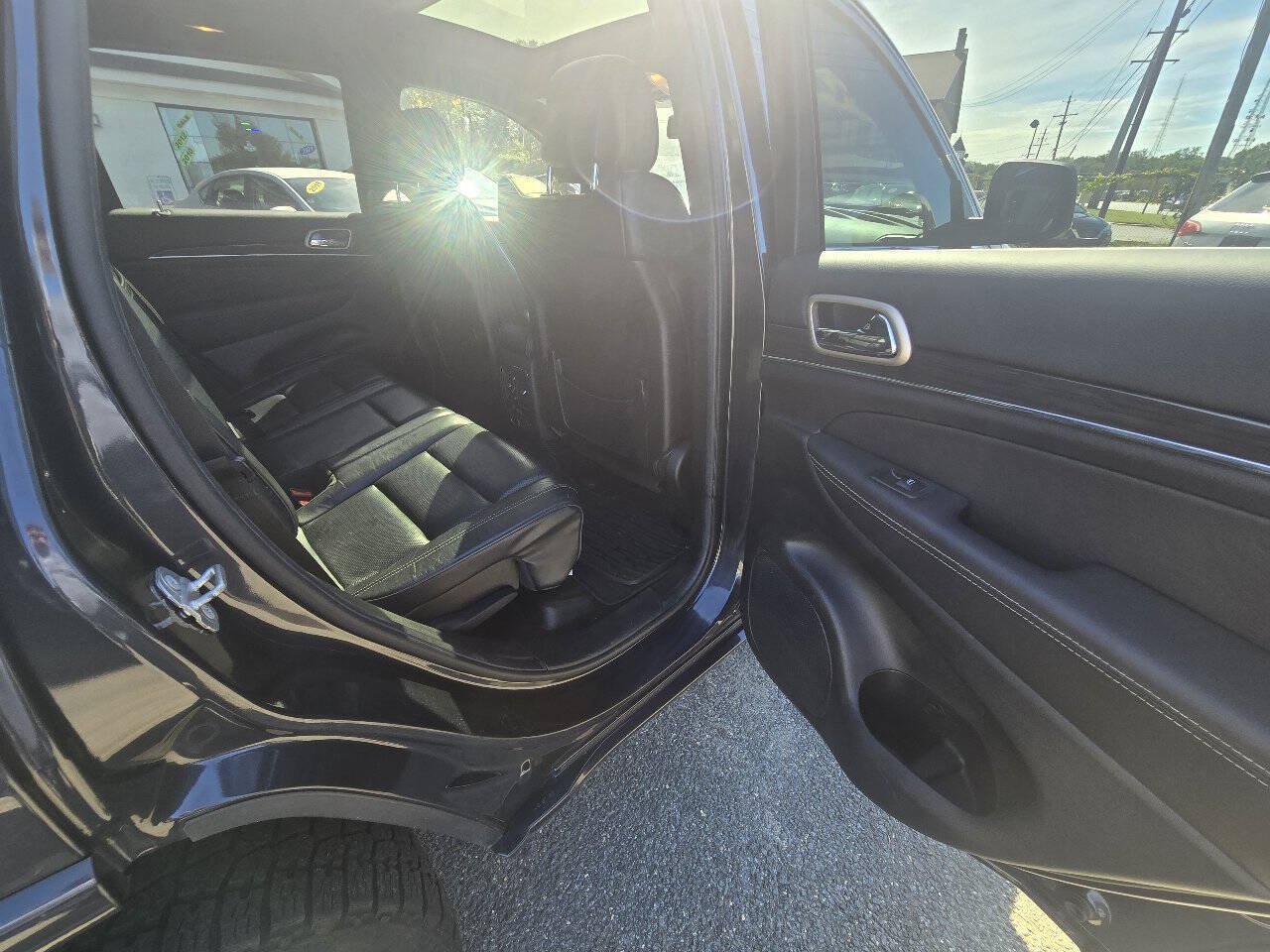 Used 2014 Jeep Grand Cherokee Overland w/ Advanced Technology Group AWD/4WD image 42
