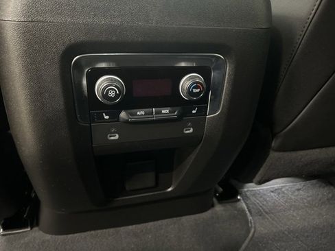 Used 2024 Chevrolet Suburban High Country image 8