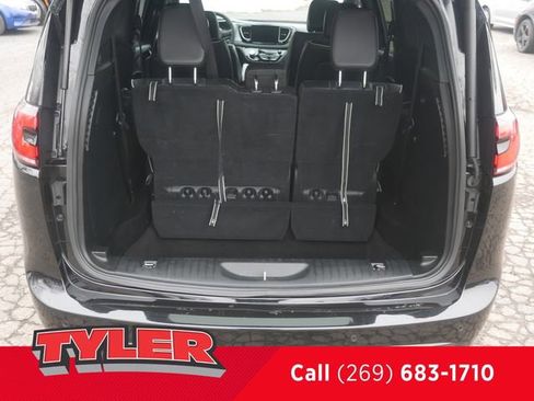 Used 2025 Chrysler Pacifica Limited image 17