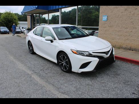 Used 2020 Toyota Camry SE FWD image 1