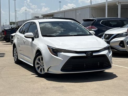 Used 2025 Toyota Corolla LE FWD image 2