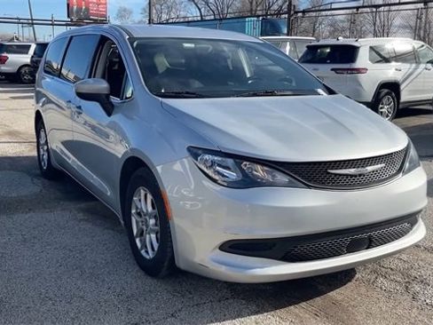 Used 2022 Chrysler Voyager LX image 7