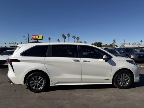 Used 2021 Toyota Sienna XLE image 12
