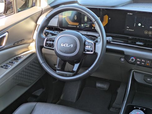 Certified 2025 Kia Carnival EX image 17