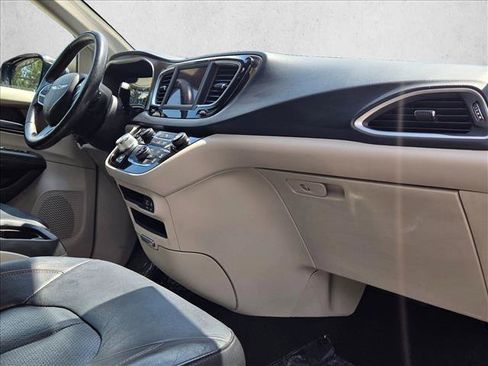 Used 2019 Chrysler Pacifica Touring-L FWD image 20