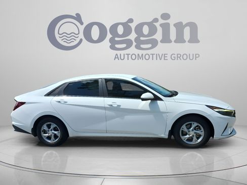 Certified 2023 Hyundai Elantra SE w/ Cargo Package FWD image 3