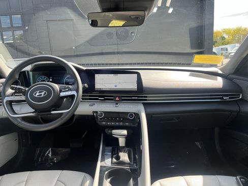 Used 2025 Hyundai Elantra Limited FWD image 18
