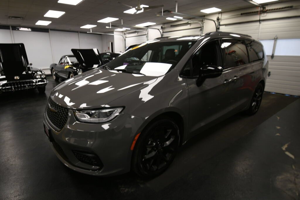 Used 2025 Chrysler Pacifica Limited FWD image 11