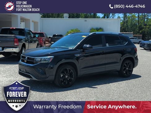 Used 2023 Volkswagen Taos SE w/ Panoramic Sunroof Package FWD image 1