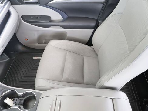 Used 2017 Toyota Highlander Limited FWD image 19