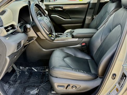 Used 2023 Toyota Highlander Limited FWD image 24