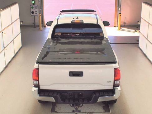 Used 2018 Toyota Tacoma TRD Off-Road AWD/4WD image 6
