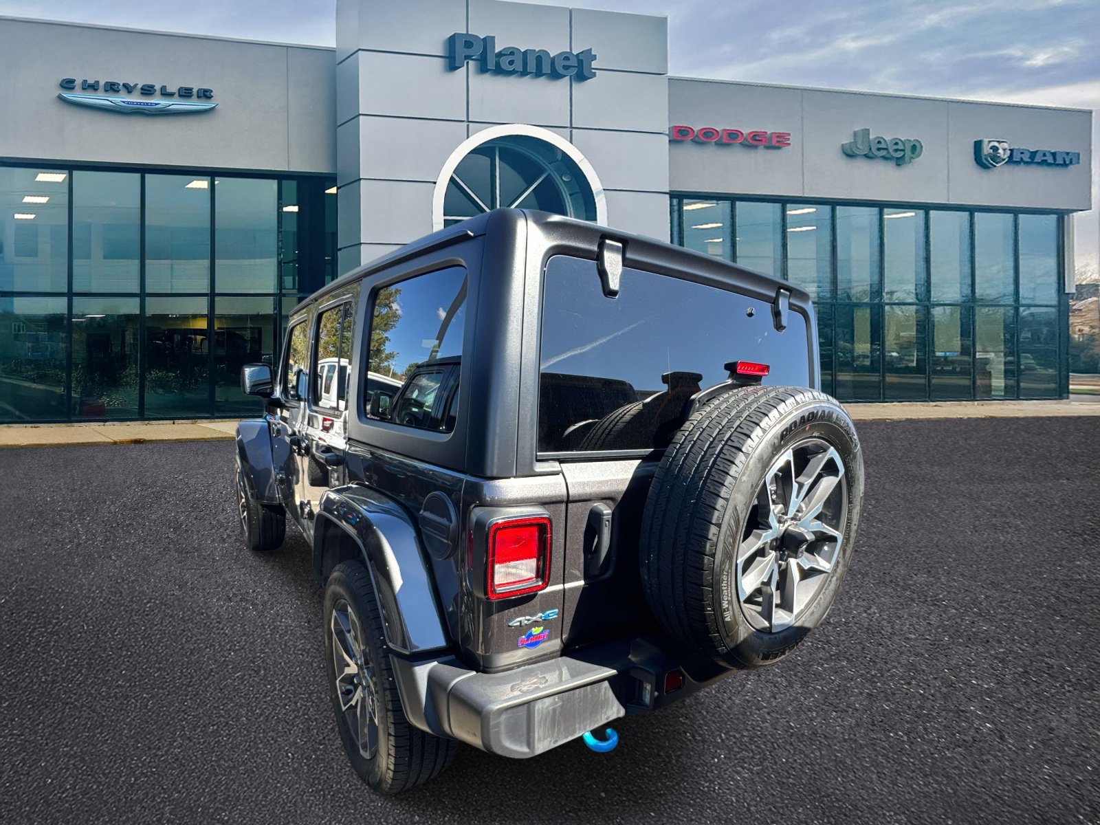 Used 2024 Jeep Wrangler Unlimited w/ Convenience Group AWD/4WD image 3