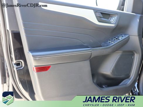 Used 2022 Ford Escape SE w/ SE Sport Appearance Package image 21