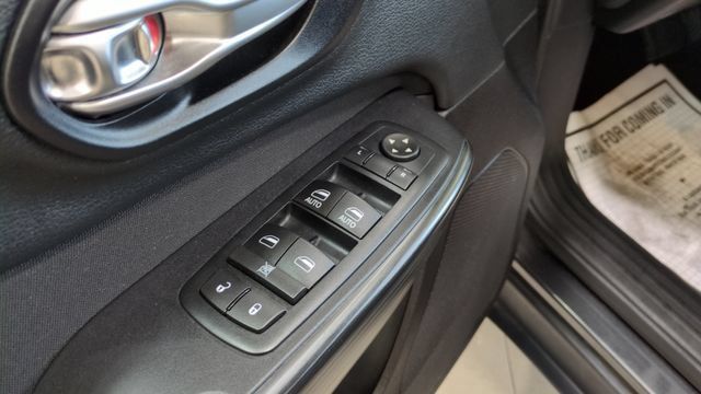Used 2016 Jeep Cherokee Latitude w/ Cold Weather Group AWD/4WD image 28