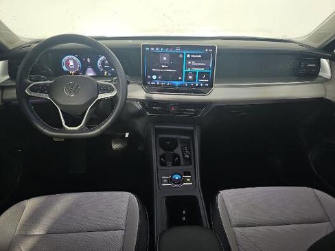 Used 2025 Volkswagen Tiguan SE FWD image 11