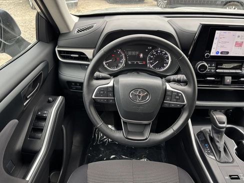 Used 2025 Toyota Highlander LE FWD image 37