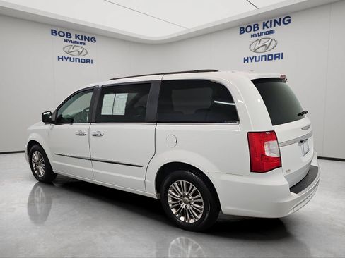 Used 2015 Chrysler Town & Country Touring-L w/ Driver Convenience Group FWD image 3