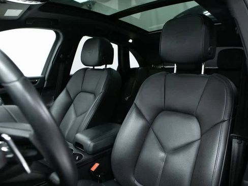 Certified 2022 Porsche Macan image 5