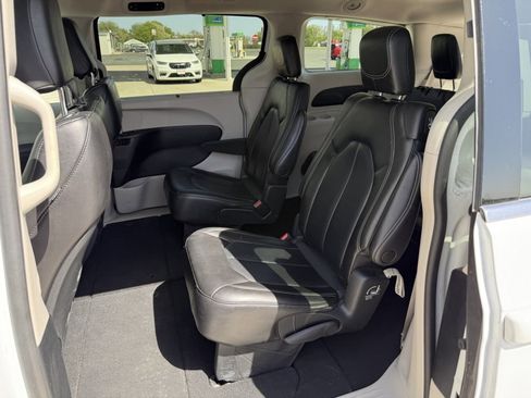 Used 2023 Chrysler Pacifica Touring-L FWD image 13