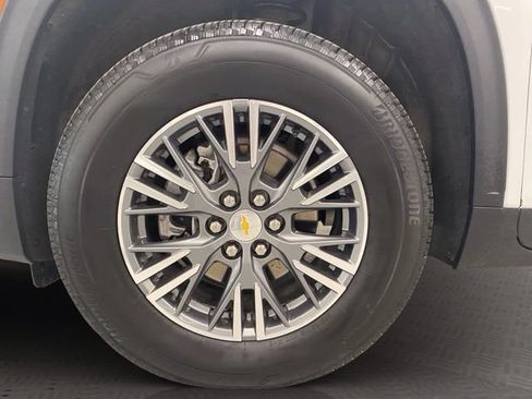 Used 2025 Chevrolet Traverse LT AWD/4WD image 16