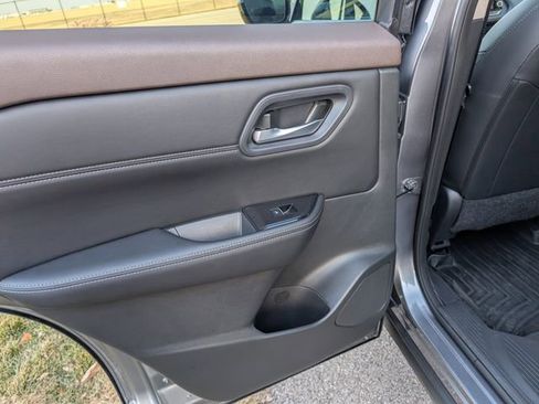 Used 2023 Nissan Rogue SL image 12