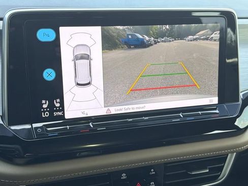 Used 2024 Volkswagen Atlas Cross Sport SE w/ Panoramic Sunroof Package FWD image 31