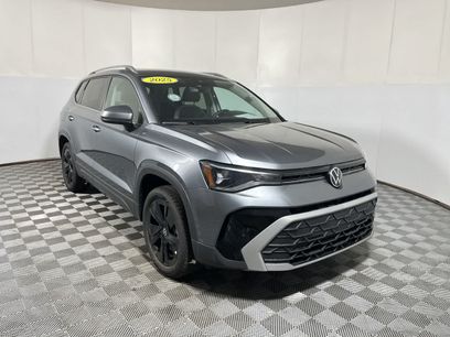 Used 2025 Volkswagen Taos SE w/ Black Wheel Package