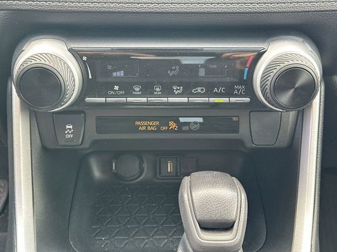 Used 2022 Toyota RAV4 LE image 21