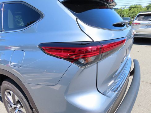 Used 2022 Toyota Highlander XLE image 12