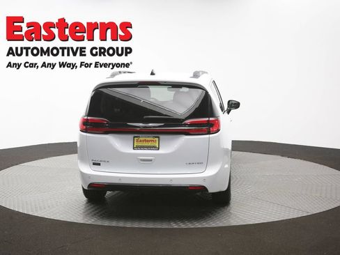 Used 2023 Chrysler Pacifica Limited FWD image 41