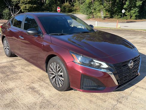 Used 2024 Nissan Altima 2.5 SV FWD image 1