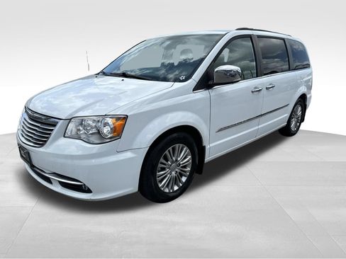 Used 2016 Chrysler Town & Country Touring-L FWD image 1