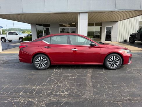 Used 2024 Nissan Altima 2.5 SV FWD image 2
