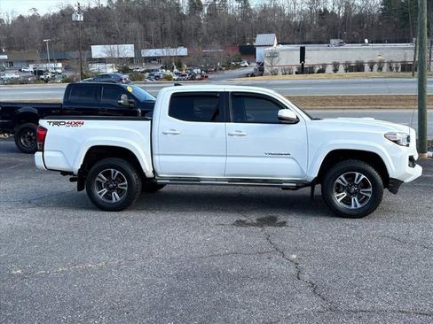Used 2017 Toyota Tacoma TRD Sport image 3