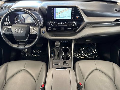 Used 2022 Toyota Highlander XLE FWD image 13