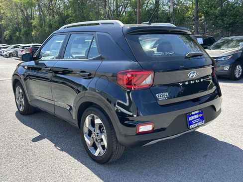 Used 2025 Hyundai Venue SEL FWD image 5