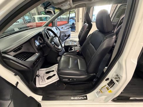 Used 2017 Toyota Sienna SE FWD image 55