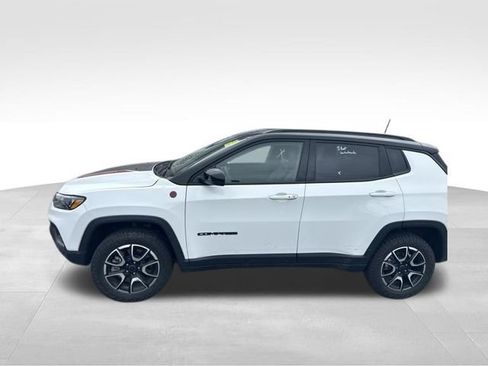 Used 2025 Jeep Compass Trailhawk AWD/4WD image 3