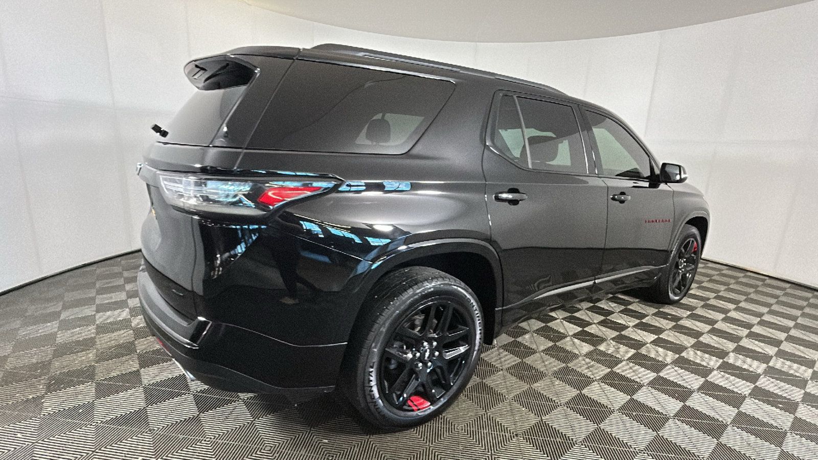 Used 2021 Chevrolet Traverse Premier w/ Redline Edition AWD/4WD image 3