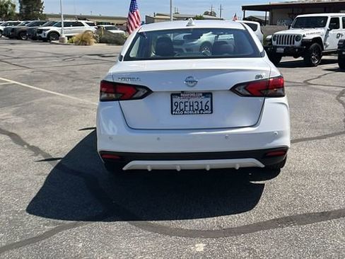 Used 2022 Nissan Versa SV FWD image 4