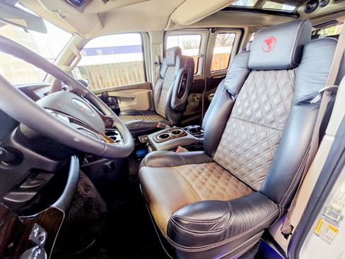 Used 2025 GMC Savana 2500 w/ Driver Convenience Package image 32