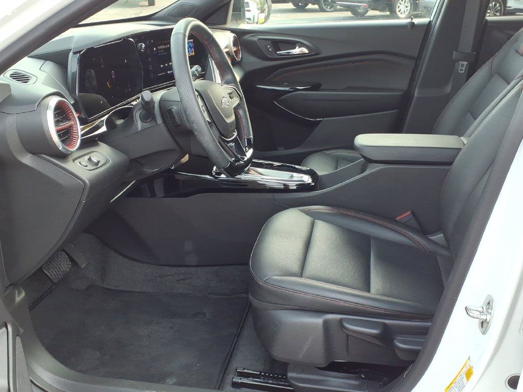 Used 2025 Chevrolet Trax RS w/ Driver Confidence Package FWD image 8