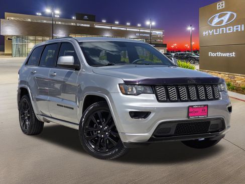 Used 2018 Jeep Grand Cherokee Altitude AWD/4WD image 3