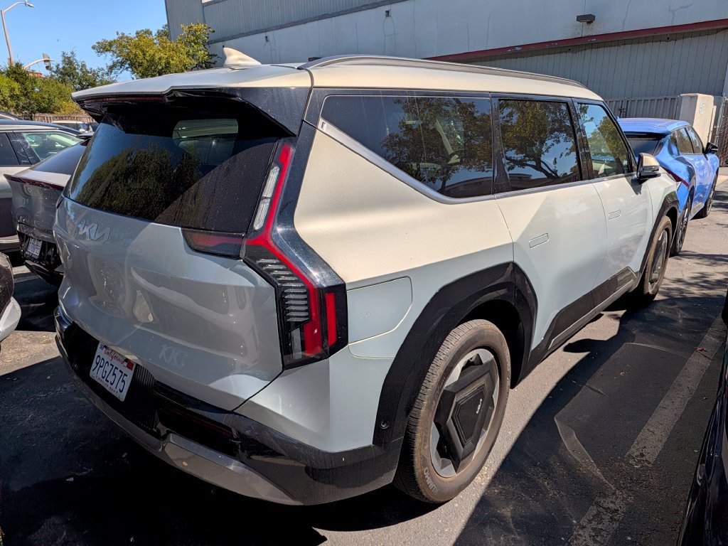 Used 2024 Kia EV9 Land AWD/4WD image 3