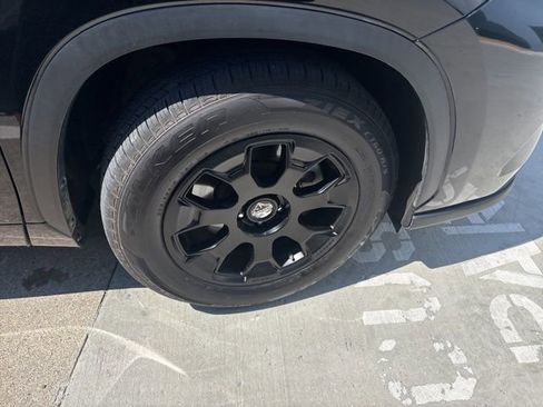 Used 2024 Toyota Highlander XLE image 12